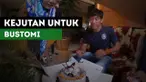 Ahmad Bustomi mendapatkan kejutan kue ulang tahun dari Aremania Padang, Rabu (19/7/2017).