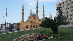 Seorang pria yang melarikan diri dari serangan udara Israel di Dahiyeh, pinggiran selatan Beirut, beristirahat di Lapangan Martir di pusat kota Beirut, Lebanon, Sabtu 7 Maret 2026. Untuk menghindari serangan udara Israel yang menyasar kawasan permukiman, terutama di wilayah Dahiyeh, ratusan warga Beirut, Lebanon, memilih tidur di trotoar, taman, mobil, dan tepi laut. (AP Photo/Bilal Hussein)