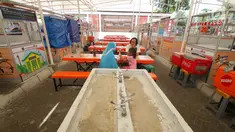 Pedagang berbincang sambil menunggu pembeli di Lokasi Binaan (Lokbin) Kota Tua, Jakarta, Selasa (9/1). Keberadaan parkir liar di kawasan Kota Tua sebagai penyebab enggannya pengunjung berbelanja di lokasi binaan tersebut. (Liputan6.com/Angga Yuniar)