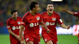 Karim Bellarabi. Sayap kanan Jerman berusia 32 tahun yang sejak awal musim 2011/2012 membela Bayer Leverkusen ini tercatat menjadi pencetak gol tercepat di Liga Jerman. Ia melakukannya saat laga Bayer Leverkusen menghadapi Borussia Dortmund berjalan 9 detik dalam pekan pertama Liga Jerman musim 2014/2015. Laga pun akhirnya dimenangkan Bayer Leverkusen dengan skor 2-0. (AFP/Patrik Stollarz)