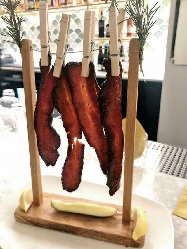 10 Potret Penyajian Makanan Nyeleneh di Restoran, Bikin Bingung Pelanggan