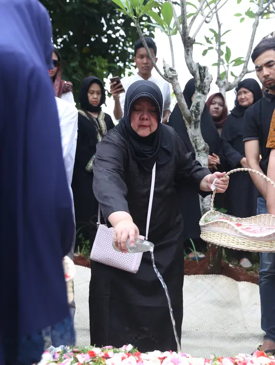 "Katanya jangan tunggu saya mah, Lagi pula Tasya ada ujian. Tasya baru bulan Mei bisa pulang," ungkap Isverina Andriany, ibu Tasya Kamila, usai pemakaman, di TPU Pangkalan Jati, Depok, Jawa Barat. (Nurwahyunan/Bintang.com)