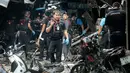 Petugas unit forensik Thailand mengecek sebuah pasar setelah terjadi bom motor di Provinsi Yala, Thailand bagian selatan (22/1). Sedikitnya tiga orang tewas dan 18 orang lainnya luka-luka akibat ledakan tesebut. (AFP Photo/Tuwaedaniya Meringing)