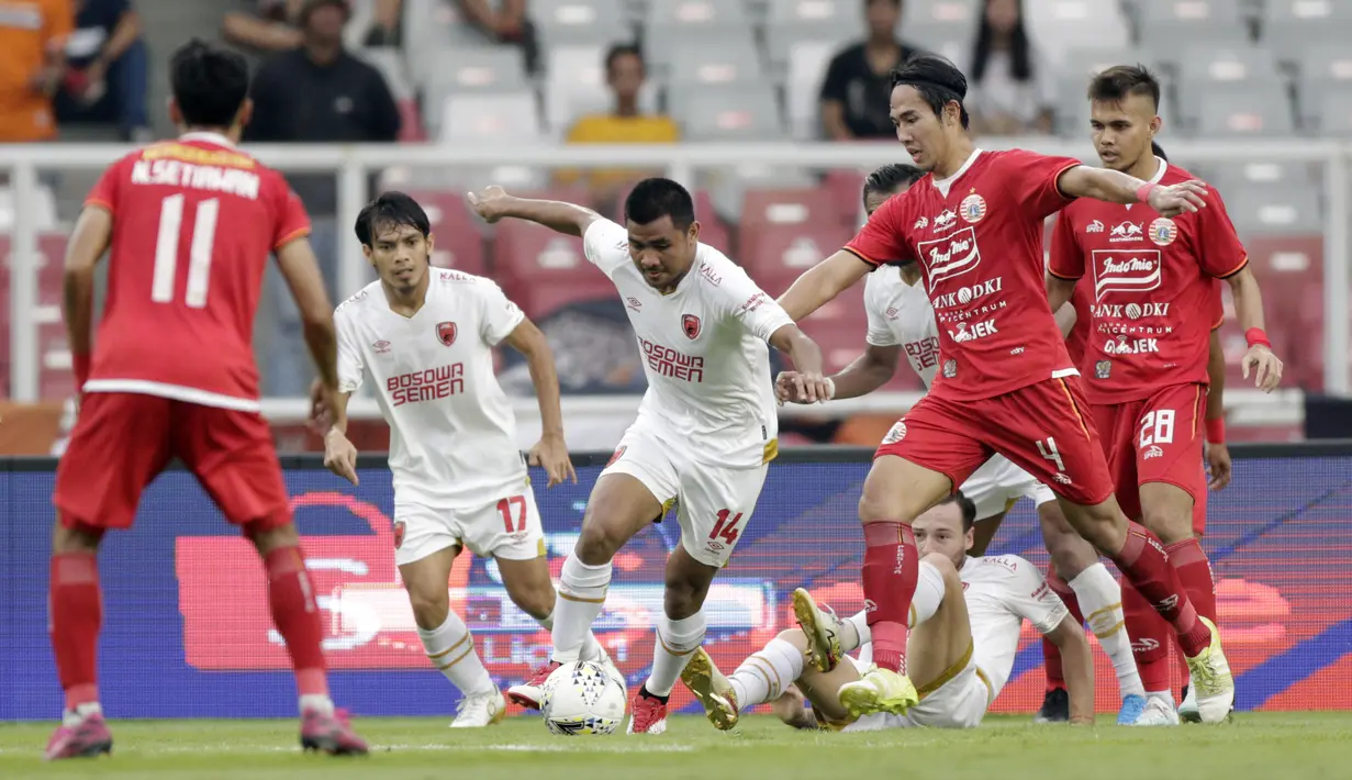 Bek PSM Makassar, Asnawi Mangkualam, berusaha melewati pemain Persija Jakarta pada laga Liga 1 2019 di SUGBK, Jakarta, Rabu (28/8). Kedua tim bermain imbang 0-0. (Bola.com/M Iqbal Ichsan)
