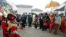 Pasangan Kahiyang Ayu dan Bobby Nasution mengikuti prosesi Pesta Adat yang disambt dengan tarian tradisional di Bukti Hijau Regency, Taman Setia Budi, Medan, Sabtu, (25/11). (Liputan6.com/Johan Tallo)
