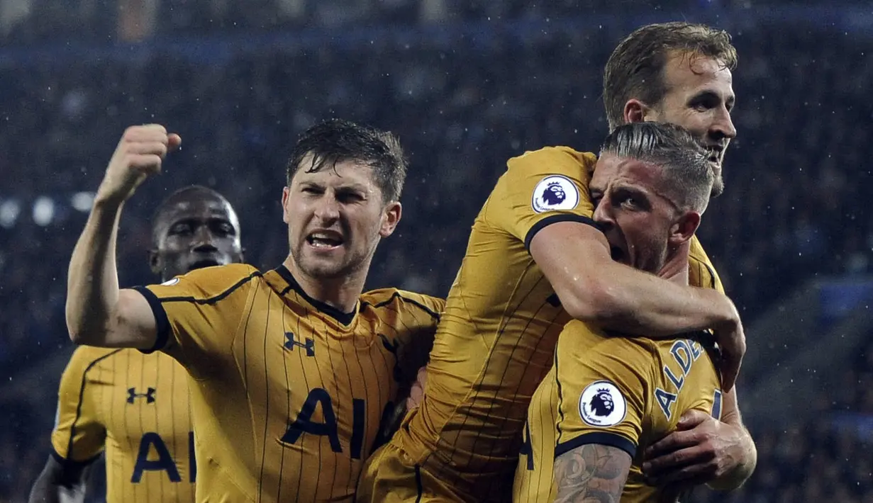 Para pemain Tottenham merayakan gol Harry Kane saat melawan Leicester City pada pada lanjutan Premier League di King Power Stadium, Leicester, (18/5/2017). Tottenham menang 6-1. (AP/Rui Vieira)