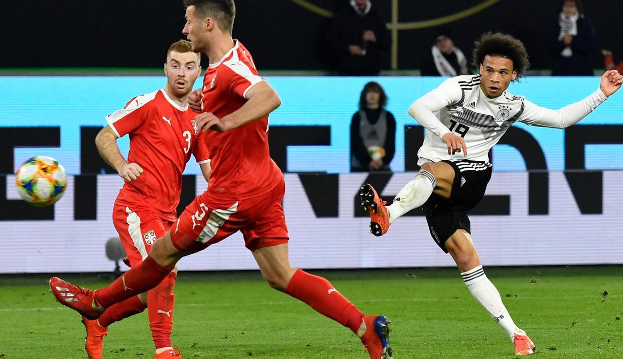 Gelandang Jerman, Leroy Sane, melepaskan tendangan saat melawan Serbia pada laga persahabatan di Stadion Volkswagen, Rabu, (20/3). Jerman ditahan imbang 1-1 oleh Serbia. (AFP/John Macdugall)