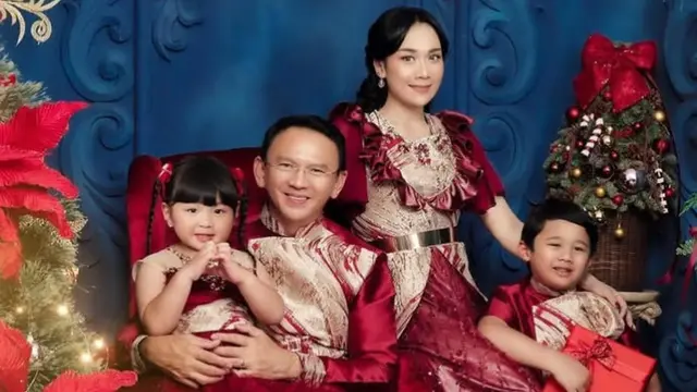 Gaya Kompak Keluarga Ahok Rayakan Natal dengan Pakaian Serba Merah. [@fdphotography90]