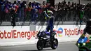 Pembalap Yart Yamaha Official team's, Marvin Fritz merayakan kemenangan dalam ajang 24 Hours of Le Mans yang berlangsung di Sirkuit Bugatti, Prancis, 19 April 2026 waktu setempat. (AFP/Julien De Rosa)