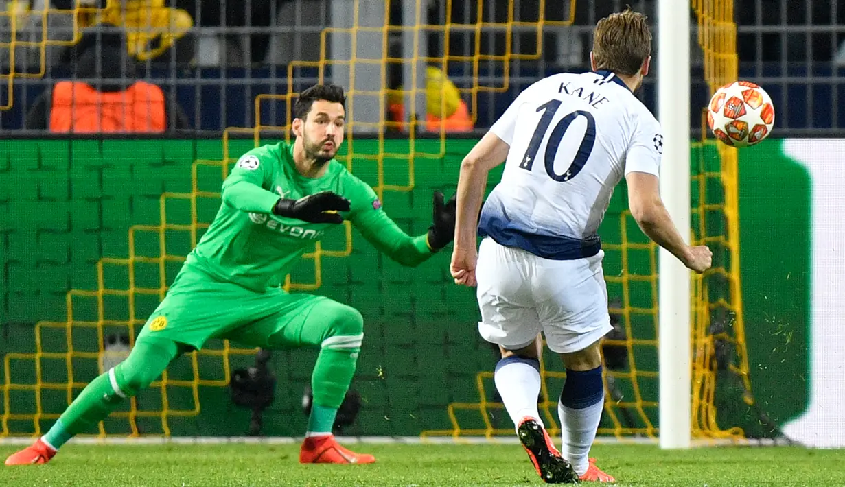 Penyerang Tottenham Hotspur Harry Kane mencetak gol ke gawang Borussia Dortmund pada leg kedua babak 16 besar Liga Champions di Stadion BVB, Dortmund, Jerman, Selasa (5/3). Tottenham lolos ke perempat final. (AP Photo/Martin Meissner)