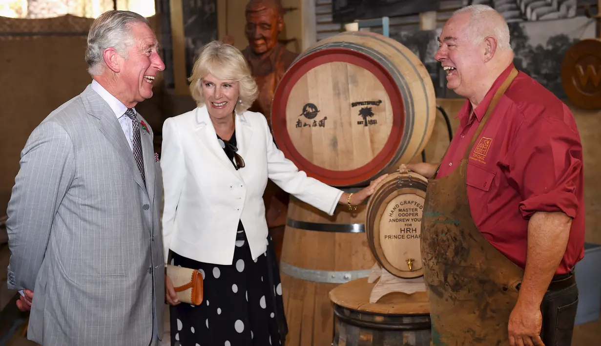 Pangeran Charles dan Istri keduanya Camilla saat melihat tempat penyimpanan minuman anggur di Seppeltsfield Winery di Australia, Selasa (10/11/2015). Pengeran Charles melakukan kunjungannya ke Australia selama beberpa hari.  (REUTERS/Daniel Kalisz)