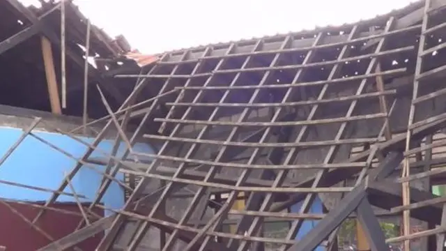 VIDEO: Atap Sekolah Runtuh Ratusan Siswa Tak Punya Kelas