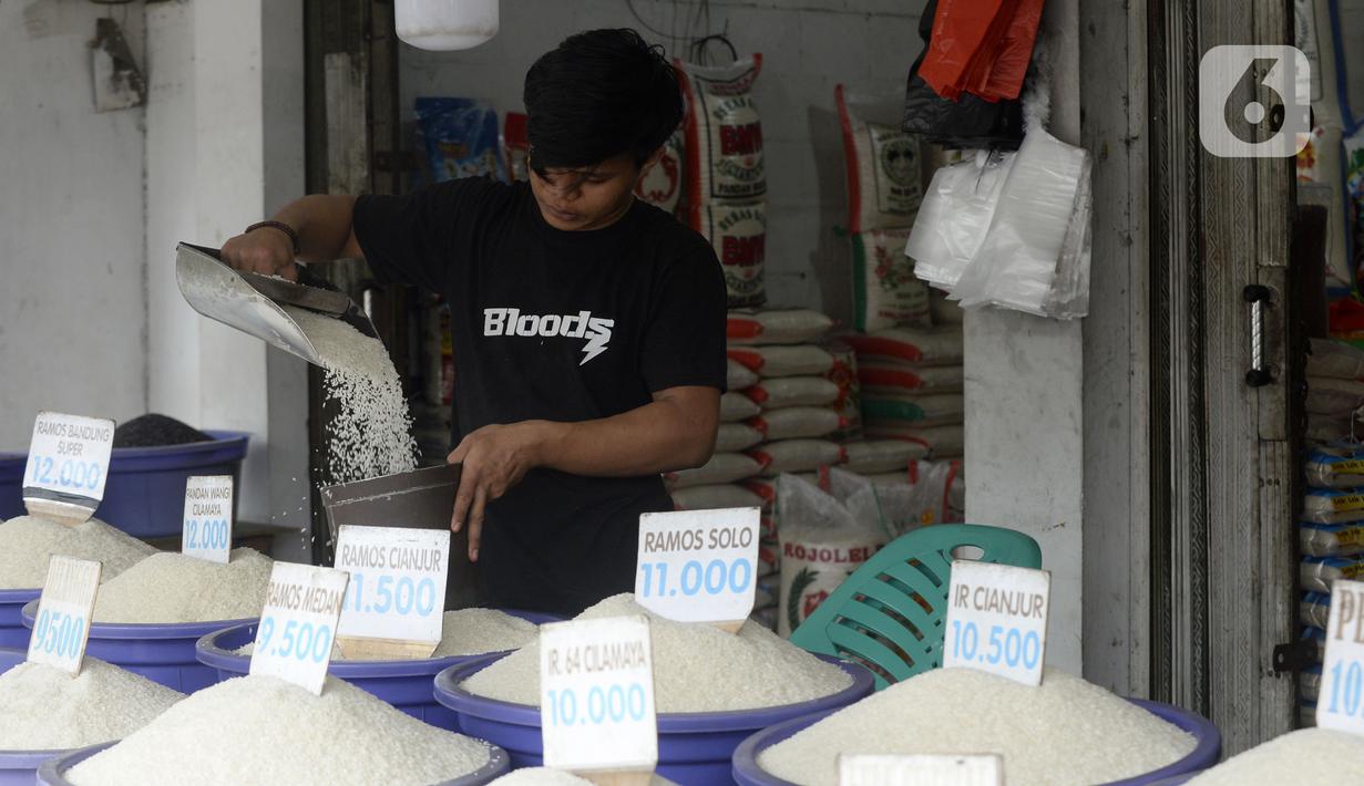 Pedagang beras melayani pembeli di pinggir Jalan Raya Pamulang, Tangerang Selatan, Banten, Jumat (11/12/2020). Jelang Natal dan Tahun Baru 2021, harga beras dipasaran masih normal tidak ada kenaikan. (merdeka.com/Dwi Narwoko)