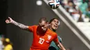 Pemain tengah Timnas Belanda, Wesley Sneijder (kiri) bertarung memperebutkan penguasaan bola dari Carlos Salcido (Meksiko) saat berlaga di 16 besar Piala Dunia 2014 diStadion Castelao, Fortaleza, (29/6/2014). (REUTERS/Dominic Ebenbichler)