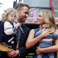 Ryan Reynolds menikah dengan Blake Lively secara diam-diam pada September 2012. Mereka pun miliki dua anak bersama. (Huffington Post)
