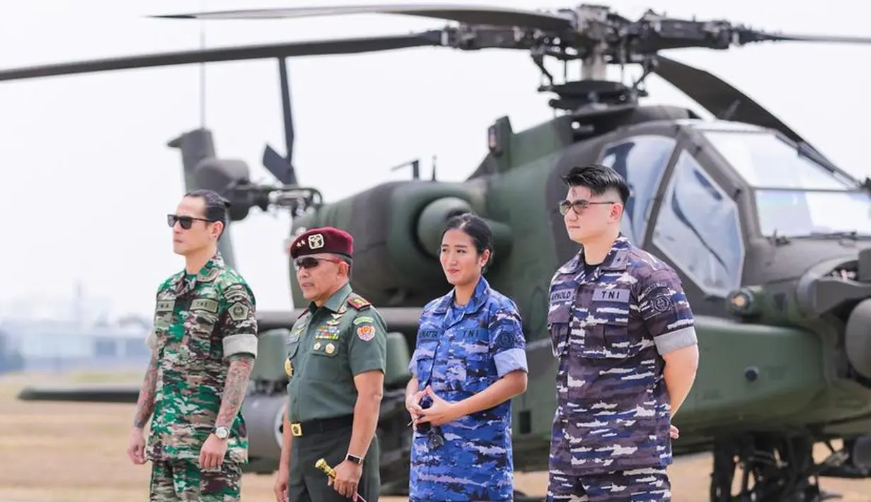 Bersama Chef Arnold dan Chef Juna, Renatta Moeloek tampil dengan seragam TNI saat syuting Masterchef Indonesia ke 11. [@renattamoeloek]