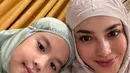 Begitu pun dengan Ririn Ekawati yang selfie mengenakan mukena bersama putrinya. Ia mengenakan mukena berbordir. [@ririnekawati]