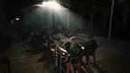Warga Palestina membaca Al-Quran selama bulan suci Ramadan di Masjid Sayed Al-Hashim, Kota Gaza, Kamis 19 Februari 2026. Ramadan 1447 Hijriah atau 2026 Masehi di Gaza berlangsung dalam kondisi yang memprihatinkan. (AP Photo/Jehad Alshrafi)