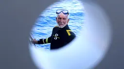Ray Woolley menyelam menjelajahi bangkai kapal Zenobia di Teluk Larnaca, Siprus, 31 Agustus 2019. Veteran Perang Dunia II yang berusia 96 tahun pada 28 Agustus ini menyelam ke kedalaman 42,4 meter (setara bangunan 15 lantai) selama 48 menit bersama 47 penyelam lain. (AP/Philippos Christou)