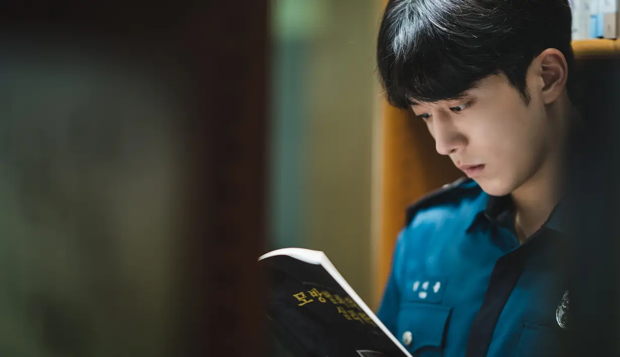 Meskipun Kim Ji Yong tampaknya menghabiskan hari-hari sebagai mahasiswa biasa, namun dia seperti tenggelam dalam pikirannya sendiri. (Foto: Disney+ Hotstar)