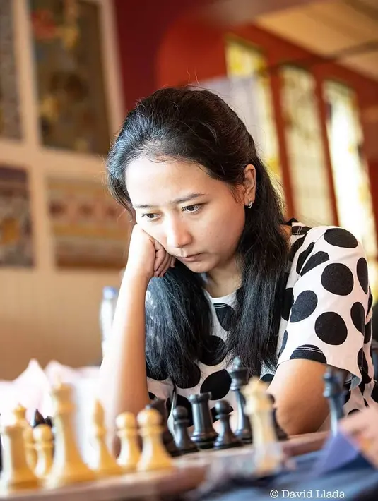 Konsentrasi penuh menjadi kunci Irene Sukandar bisa meraih gelar Grand Master. Ya, Grand Master ia dapatkan pada 2009. Jam terbang GM Irene di dunia catur cukup tinggi hingga tidak heran kini ia menjadi pecatur andalan Indonesia. (Liputan6.com/IG/@irene_sukandar)