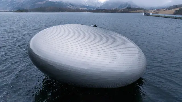 Restoran Iris bertempat di instalasi seni terapung Salmon Eye, terletak di tengah Hardangerfjord di Norwegia. (Twitter/@TanjaTriebigerT)