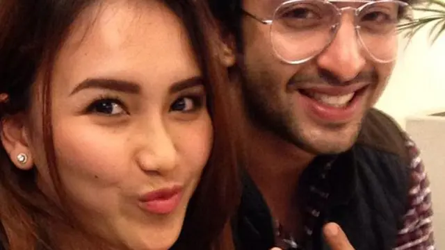 Sebelumnya tersiar kabar kepulangan Shaheer Sheikh ke India bertujuan untuk memperkenalkan Ayu Ting Ting pada keluarga besar Shaheer. Namun, pemberitaan tersebut sesaat menimbulkan pertanyaan besar karena terlihat di reply tweet yang diunggah Shaheer...