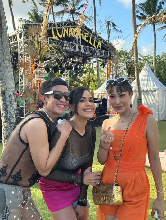 Melaney Ricardo membawa vibes ala BLACKPINK dengan mengenakan sheer top hitam dan mini skirt pink. Penampilannya disempurnakan dengan sepatu boots,