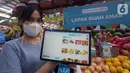 Pelaku usana menunjukan menu lapak buah di aplikasi Youtap di Pasar Segar Bintaro Tangsel (9/3/2022). Penggunaan Youtap melalui Paket Usaha digunakan mulai dari pembayaran cashless, sales report, fitur e-menu, loyalty dan promo, hingga belanja stok. (Liputan6.com/HO/Ading)