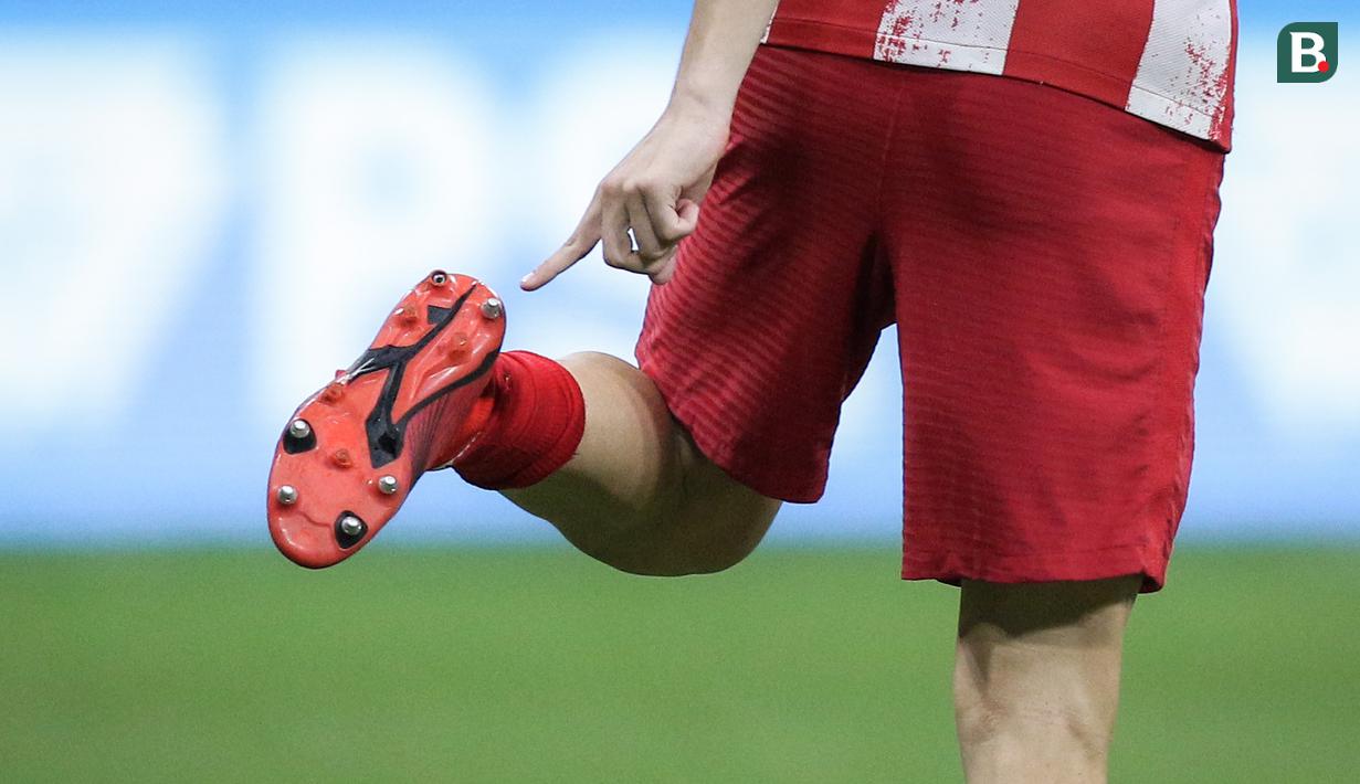 Ternyata Pablo Pozos Bueno kehilangan salah satu pul sepatu kirinya. (Bola.com/Bagaskara Lazuardi)