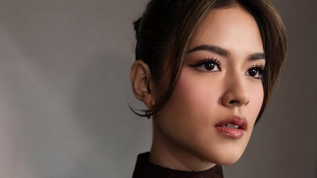 Penampilan Raisa saat Kenakan Mini Dress Lace Dipadukan Korset Batik