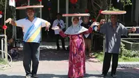 Sejumlah lansia penghuni Griya Wredha Jambangan Surabaya saat mengikuti lomba Agustusan. (Istimewa)
