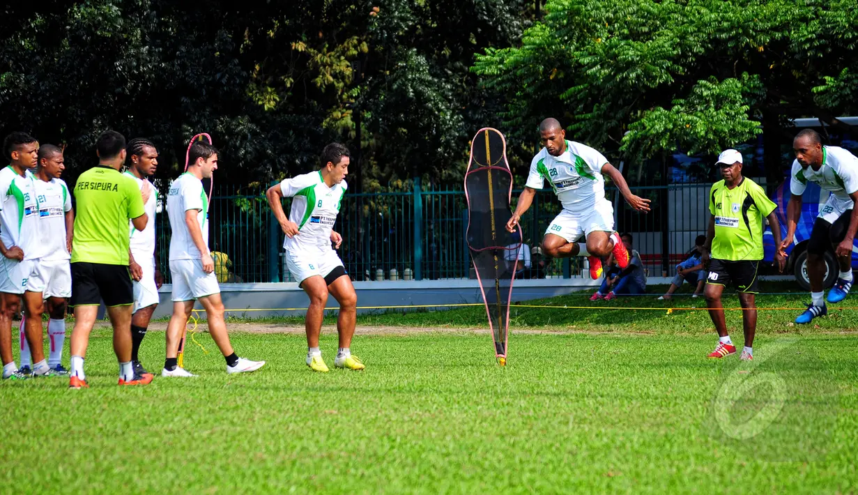 Persipura Jayapura jalani sesi latihan fisik jelang Piala AFC 2015 di Lapangan C Senayan, Jakarta, Rabu (6/5/2015). Sejumlah pemain terlihat meloncati tali yang telah terpasang . (Liputan6.com/Yoppy Renato)