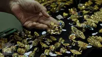 Pedagang memperlihatkan perhiasan emas di sebuah toko Kawasan Cikini, Jakarta, Kamis (3/9/2015). Harga emas milik PT Aneka Tambang Tbk (Antam) hari ini terpantau bergerak stabil di posisi Rp560 ribu per gram. (Liputan6.com/Johan Tallo)