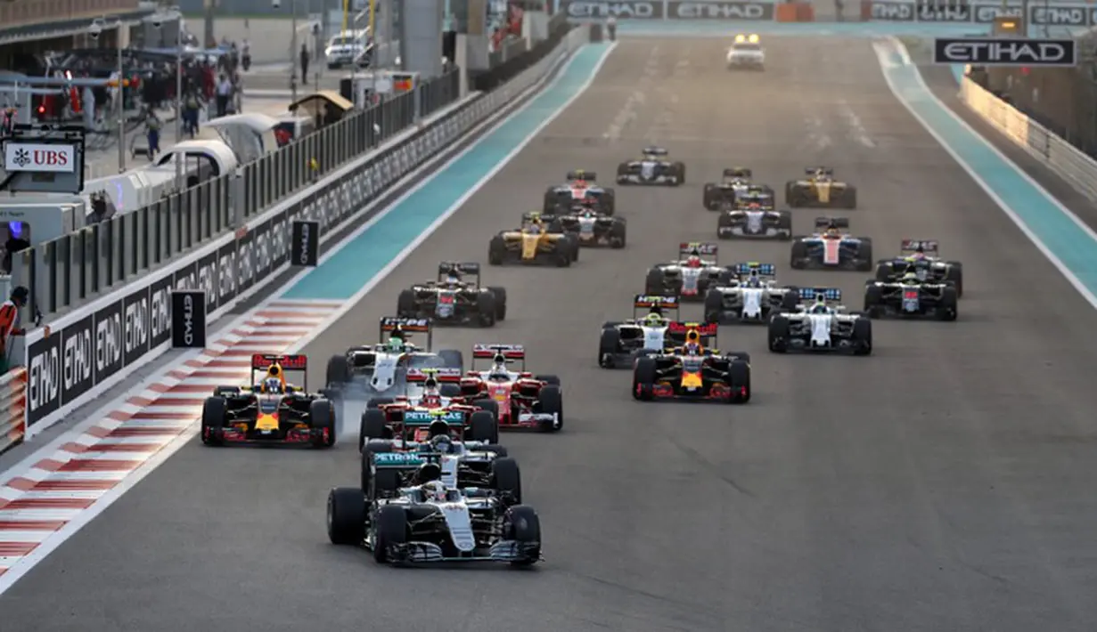 Pebalap Mercedes, Lewis Hamilton, yang memimpin balapan sejak start menjadi juara F1 GP Abu Dhabi di Sirkuit Yas Marina, Minggu (27/11/2016). (Bola.com/Twitter/F1)