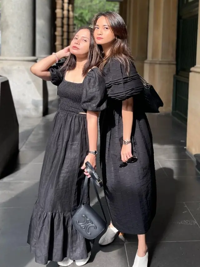 Inspirasi Model Dress Hitam ala Rossa