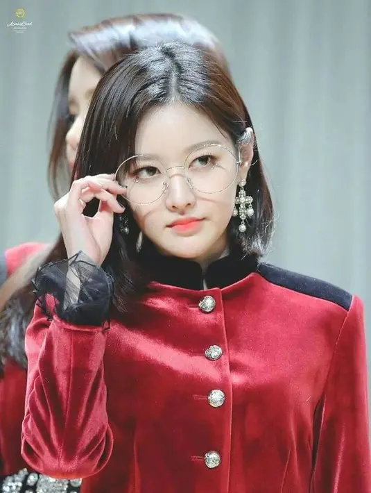 Setelah beberapa tahun mempertahankan rambut panjangnya, kini Mimi Gugadan memilih model rambut bob pendek untuk menyempurnakan penampilannya. (Foto: koreaboo.com)