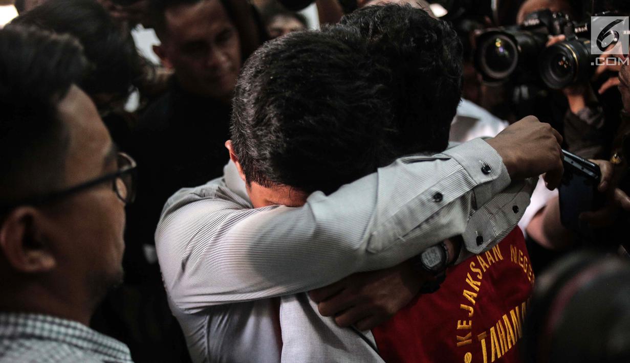 Anak memeluk terdakwa kasus dugaan penghilangan barang bukti pengaturan skor Joko Driyono usai vonis di PN Jakarta Selatan, Selasa (23/7/2019). Hakim menilai terdakwa yang karib disapa Jokdri itu terbukti melanggar Pasal 235 jo Pasal 233 Pasal 55 ayat 1 ke-2 KUHP. (Liputan6.com/Faizal Fanani)