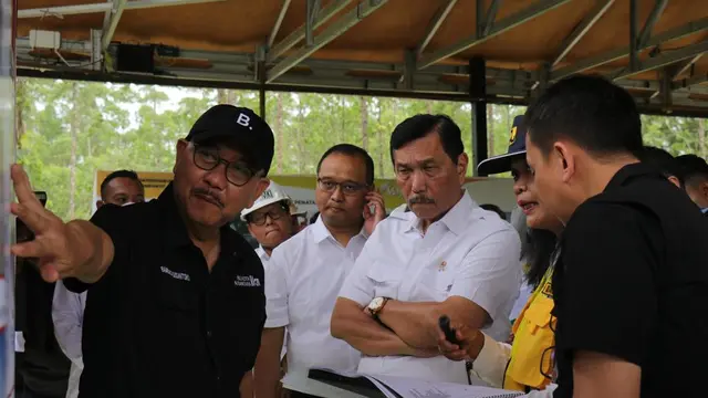 Menteri Koordinator Bidang Kemaritiman dan Investasi (Menko Marves) Luhut Binsar Pandjaitan memimpin peninjauan progres pembangunan Ibu Kota Nusantara (IKN) pada Rabu (17 Mei 2023).