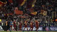 Para pemain AS Roma merayakan kemenangan atas Barcelona pada laga leg kedua perempat final Liga Champions, di Stadion Olimpico, Selasa (10/4/2018). AS Roma menang 3-0 atas Barcelona. (AP/Andrew Medichini)