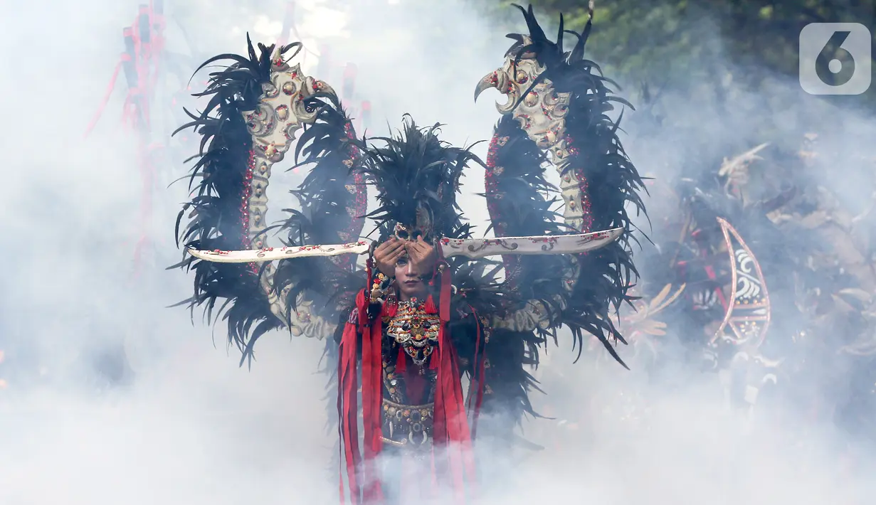 Model membawakan busana dalam Jember Fashion Carnaval (JFC) di Lippo Karawaci, Tangerang, Banten, Sabtu (23/11/2019). Sekitar 80 kostum unik dibawakan oleh sekitar model pria, wanita dan juga anak-anak dari JFC Kids dalam 6 defile mewakili budaya Indonesia dan 3 negara. (Liputan6.com/Fery Pradolo)