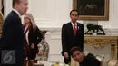 Presiden Joko Widodo atau Jokowi menyambut kedatangan Menlu Norwegia Borge Brende di Istana Merdeka, Jakarta, Selasa (31/5/2016). Dalam pertemuan tersebut, keduanya membahas tentang ekonomi dan perikanan. (Liputan6.com/Faizal Fanani)