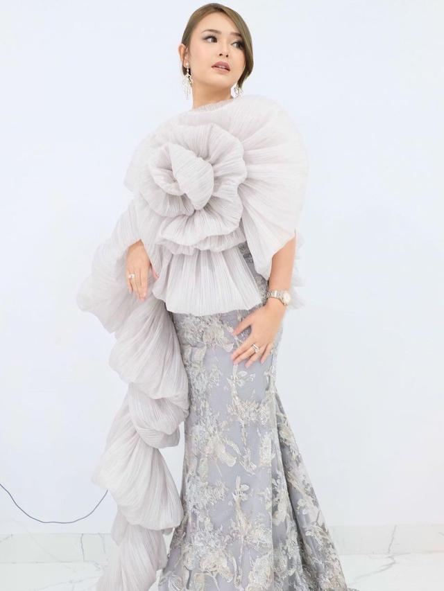 <span>Melihat kecantikan Amanda Manopo dengan gaun malam beraksen bunga di Indonesia Television Awards 2021 (instagram/amandamanopo)</span>