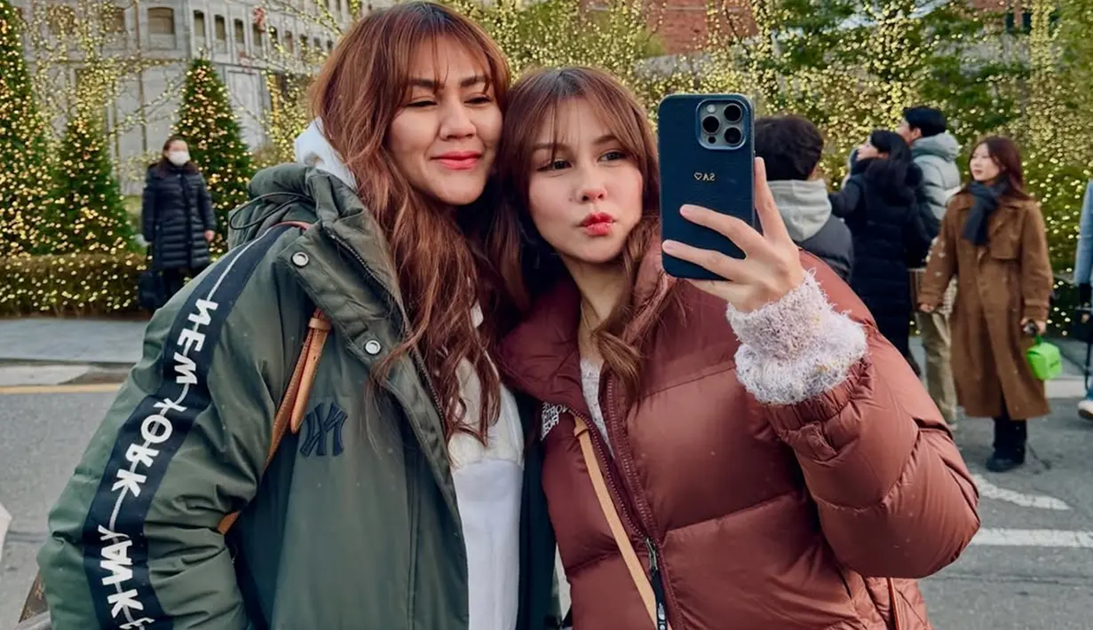 Liburan ini menjadi waktu berharga bagi keduanya untuk mempererat hubungan keluarga sambil menikmati keindahan Korea Selatan. Sissy dan Vanesha juga memperlihatkan tawa dan keakraban mereka dalam berbagai pose. Momen ini memperlihatkan kedekatan khas kakak-adik yang hangat dan penuh canda tawa. (Liputan6.com/IG/@sysiio)