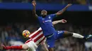 Aksi pemain Chelsea, Victor Moses (kanan) melakukan duel dengan pemain Stoke City, Charlie Adam pada lanjutan Premier League di Stamford Bridge, London (30/12/2017). Chelsea menang 5-0. (AFP/Ian Kington)