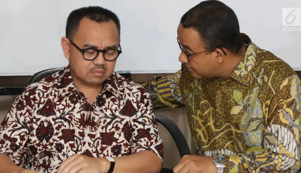 Gubernur terpilih DKI Jakarta, Anies Baswedan berbincang dengan Ketua Tim Sinkronisasi Sudirman Said ketika penyerahan laporan hasil kerja tim sinkronisasi di Jakarta, Jumat (13/10). (Liputan6.com/Immanuel Antonius)