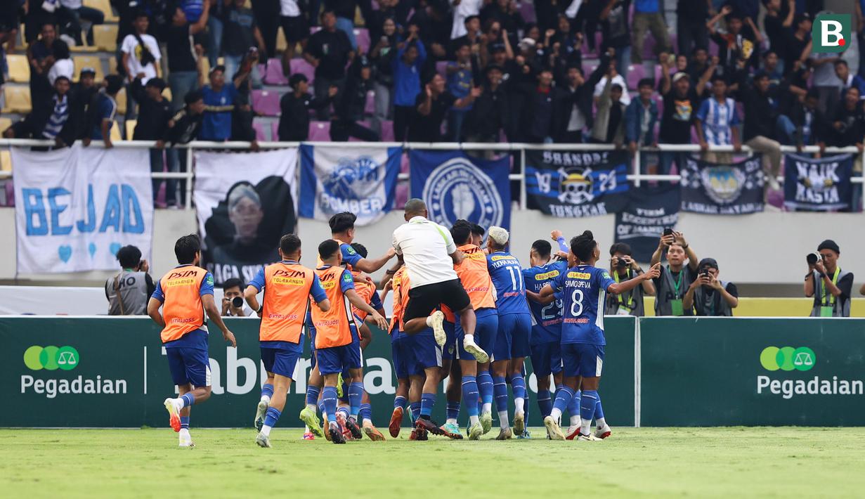 Pemain PSIM Yogyakarta melakukan selebrasi ke gawang Bhayangkara FC saat laga final Pegadaian Liga 2 2024/2025 melawan PSIM Yogyakarta di Stadion Manahan, Solo, Jawa Tengah, Rabu (26/02/2025). (Bola.com/Abdul Aziz)