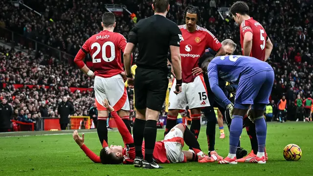 Foto: Terancam Absen Lama, Momen Lisandro Martinez Mengeram Kesakitan saat MU Ditumbangkan Crystal Palace di Liga Inggris