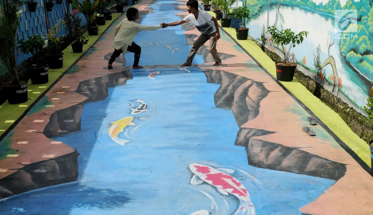 Anak-anak berpose di atas lukisan tiga dimensi atau 3D yang menghiasi aspal Jalan Husada, Pamulang, Tangerang Selatan, Selasa (27/3). Lukisan 3D ini dibuat warga untuk mengekspresikan keindahan serta tempat berswafoto. (Merdeka.com/Arie Basuki)