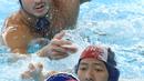 Pemain Polo Air Putra Indonesia, Beby Willy EP Tarigan (depan) menghindari kejaran pemain Kazakhstan pada perempat final Polo Air Putra Asian Games 2018 di Stadion Akuatik GBK Jakarta, Kamis (30/8). Indonesia kalah 20-4. (Liputan6.com/Helmi Fithriansyah)